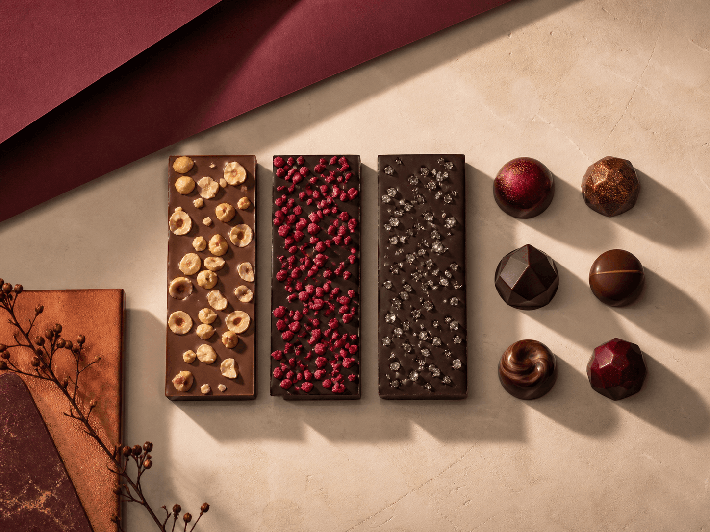 Collection de tablettes et bonbons de chocolat disposés sur une surface minérale